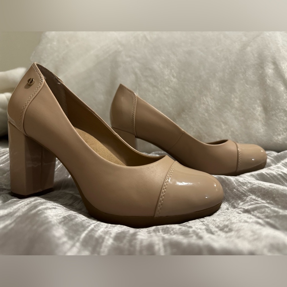 Giani Bernini size 7.5 memory foam Laynne heels